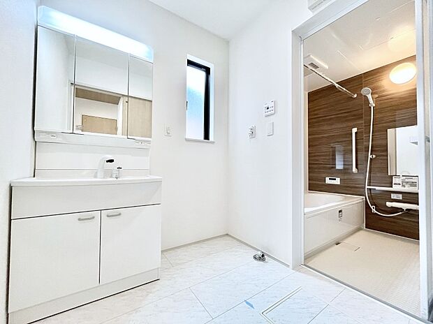 清潔感ある洗面化粧室で朝の身支度も快適