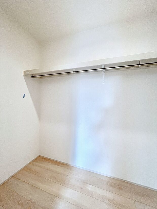 ウォークインクローゼット付きで生活空間を広く利用できます。