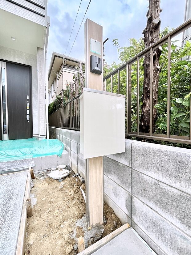 表札・インターホン・ポストをひとつに集約。エントランスになじむシンプルデザイン。