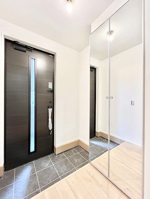 ガラススリットの入った玄関ドアが室内に光を届けてくれます