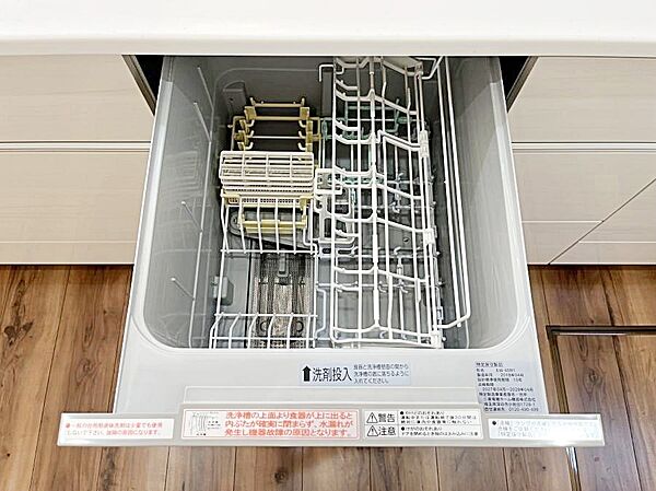 後片付けが楽になる食洗機も標準装備で付いております。使ったお皿を入れてスイッチを押すだけ！時間の有効活用にも重宝します。