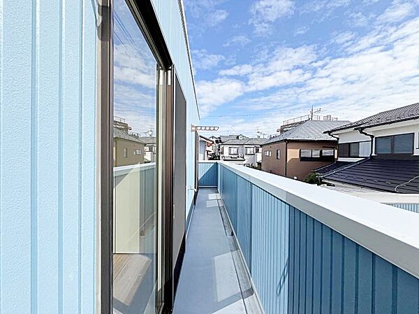 2部屋にまたがる広いバルコニー。晴れた日には洗濯物も気持ちよく干せそうですね。