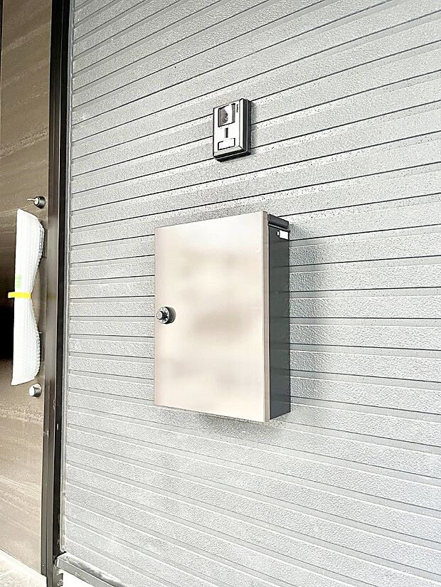 シンプルデザインのポスト。