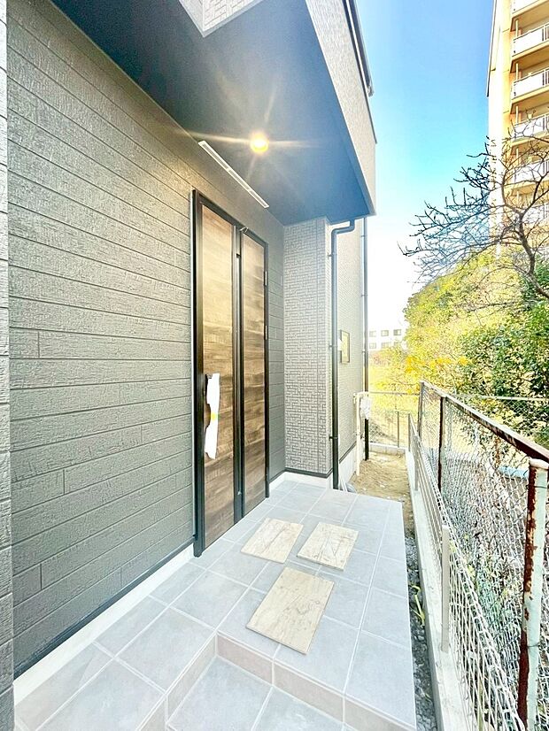 玄関前は雨が降っても濡れにくい屋根付き