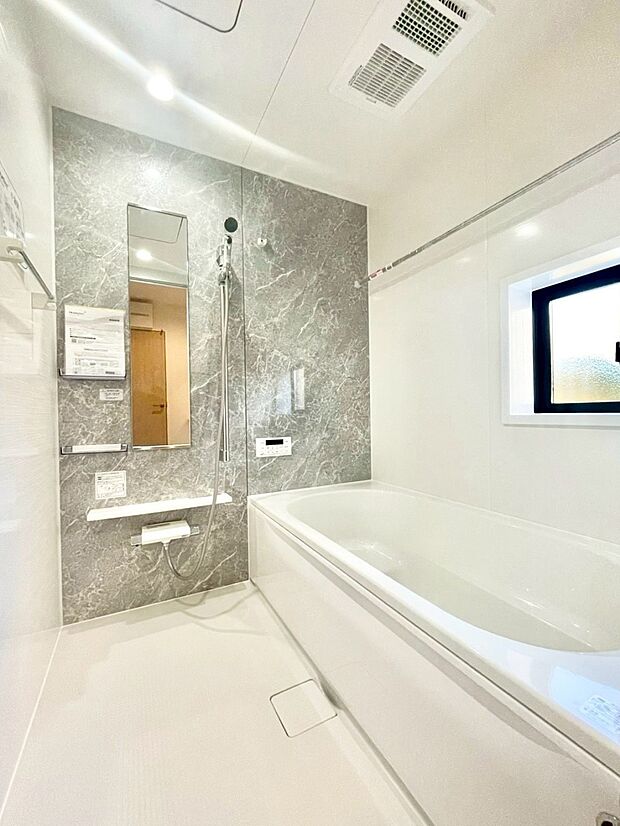 一日の疲れを癒してくれる明るい清潔感のあるバスルーム