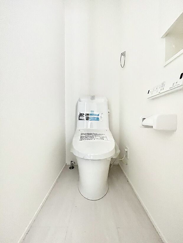 明るく清潔感のあるトイレです。