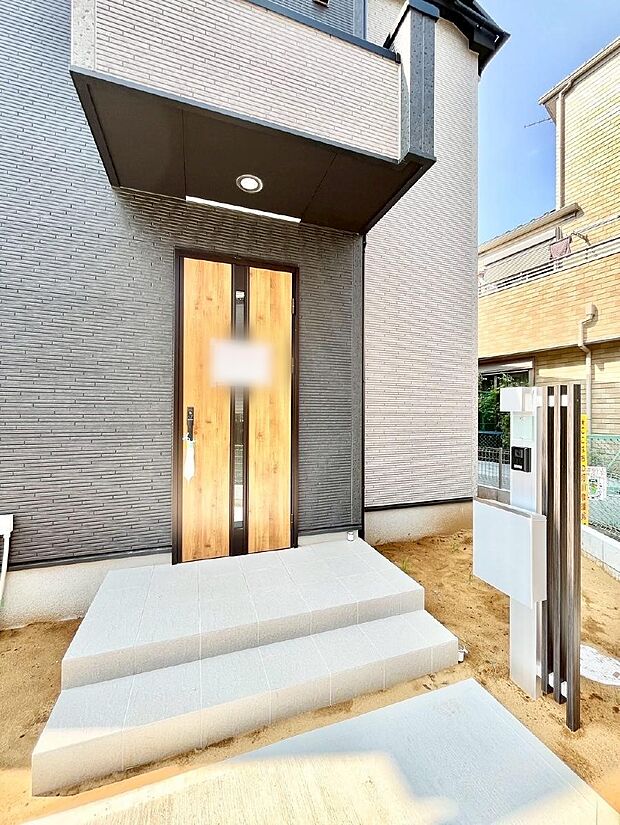 大切な家族、来客を出迎える玄関。