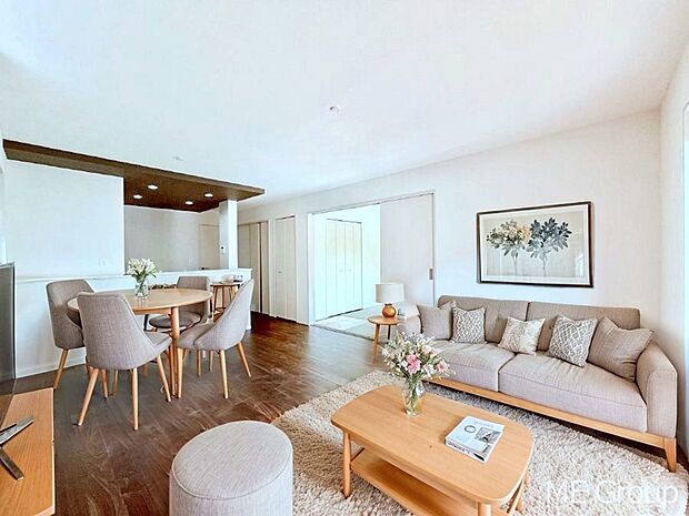 ご家族の賑やかな話し声で包まれる明るいリビング ※家具はCGです