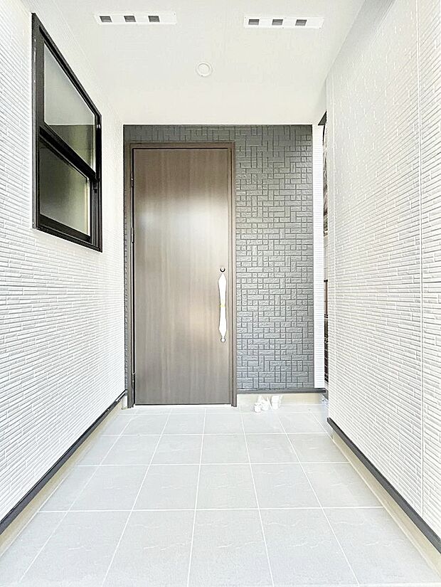 玄関アプローチにはプランターを並べて季節の花でお客様をおもてなしできます。