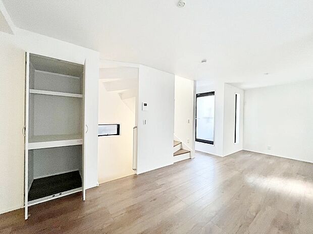 内装「ただいま」「おかえり」家族とのコミュニケーションが深まるリビングイン階段。