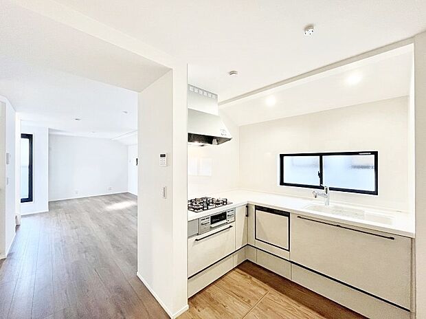 爽やかな風が通り抜けるキッチン。窓があるので明るく換気にも役立ちます。