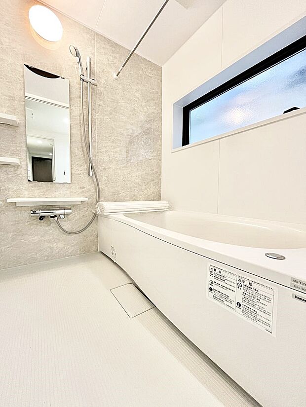 一日の疲れを癒してくれる明るい清潔感のあるバスルーム