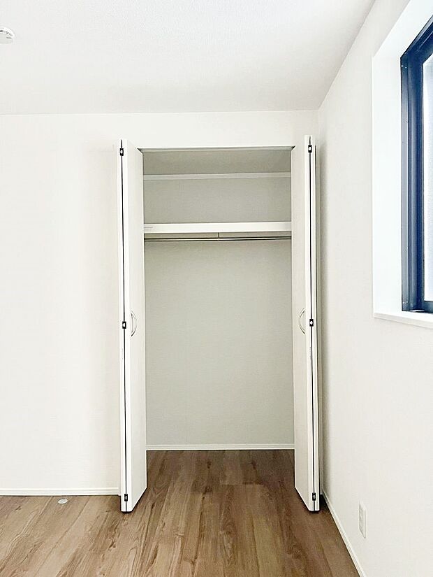 洋室のクローゼット。奥行きがあるので厚手の衣類もすっきり収まります。