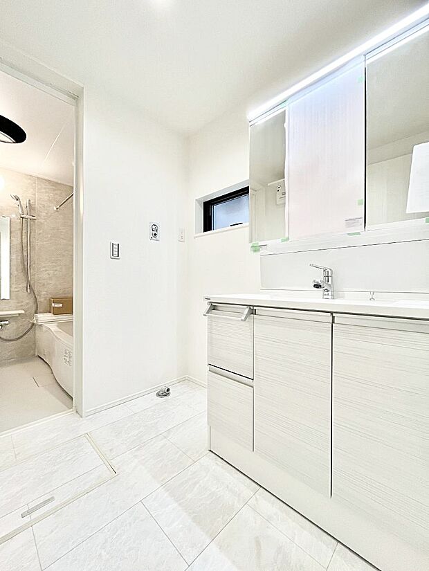 小窓がついているので湿気の多い場所でも換気が十分行えます。毎日の身支度を気持ち良く！