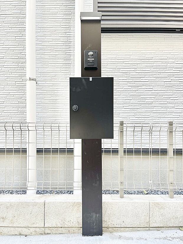 表札・インターホン・ポストをひとつに集約。エントランスになじむシンプルデザイン。