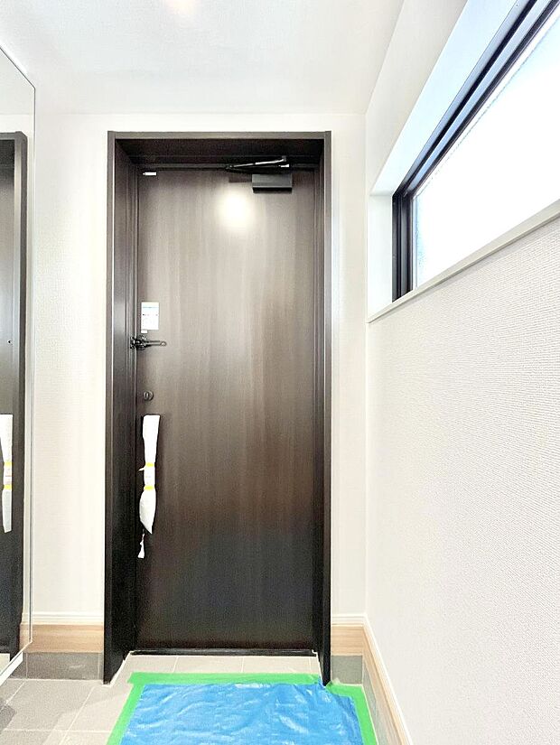 明るい玄関はお客様をお出迎えするのにぴったりです！ 