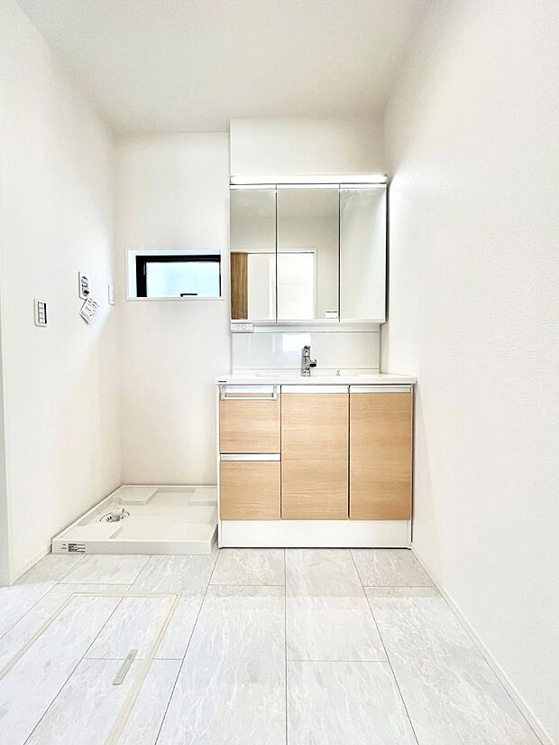 大きく見やすい三面鏡で清潔感ある洗面台は、身だしなみチェックや肌のお手入れにおすすめです。 