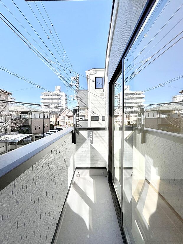 暖かな陽光が降り注ぐバルコニーはお洗濯におすすめ。爽やかな風も心地よいです。 