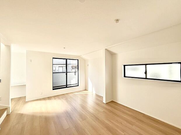 大きな窓からたっぷりの陽光と風を感じられるリビング  