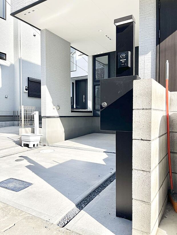 シンプルデザインのポスト。