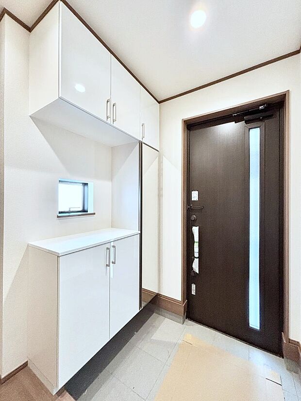 飾り棚を利用して、お越しいただくお客様をおもてなしできます。