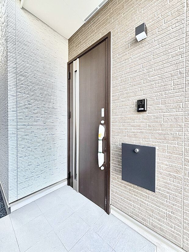 大切な家族、来客を出迎える玄関。