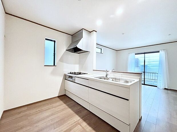 リビングで遊ぶお子様を見守りながらお料理ができる対面キッチン。