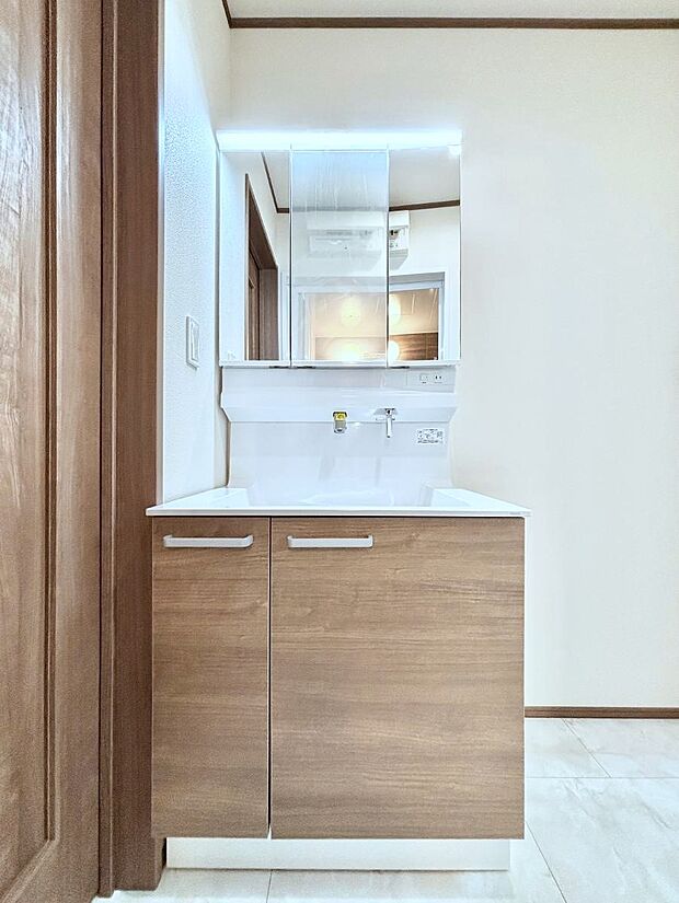 大きく見やすい三面鏡で清潔感ある洗面台は、身だしなみチェックや肌のお手入れにおすすめです。