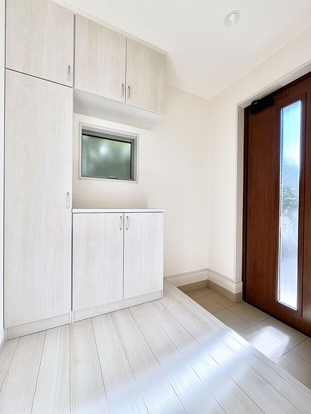 飾り棚を利用して、お越しいただくお客様をおもてなしできます。