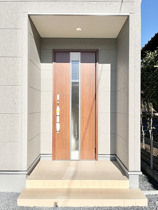 大切な家族、来客を出迎える玄関。