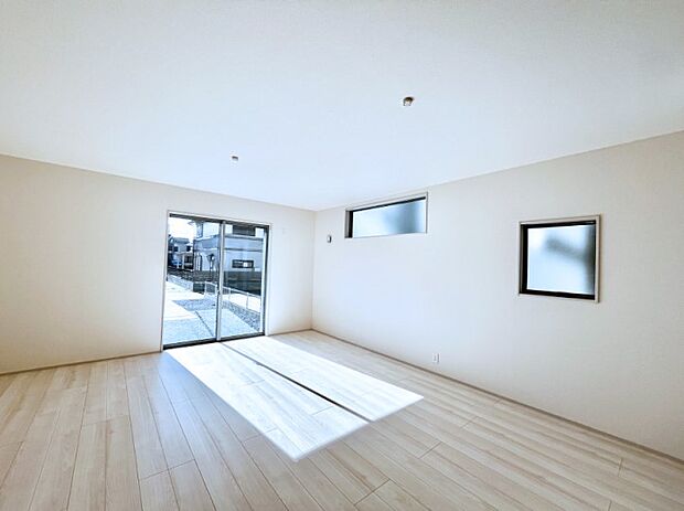 大きな窓からたっぷりの陽光と風を感じられるリビング