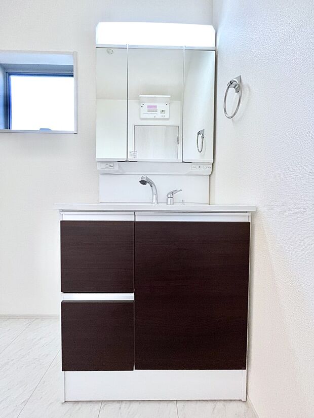 大きく見やすい三面鏡で清潔感ある洗面台は、身だしなみチェックや肌のお手入れにおすすめです。 