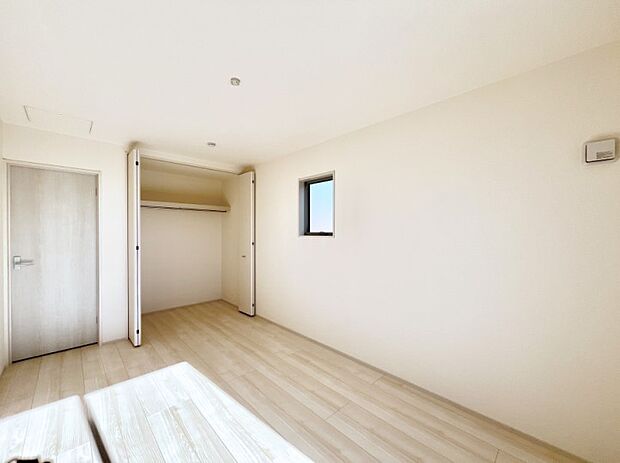 明るいバルコニーサイドに洋室を設置。目覚めの良い寝室に。 