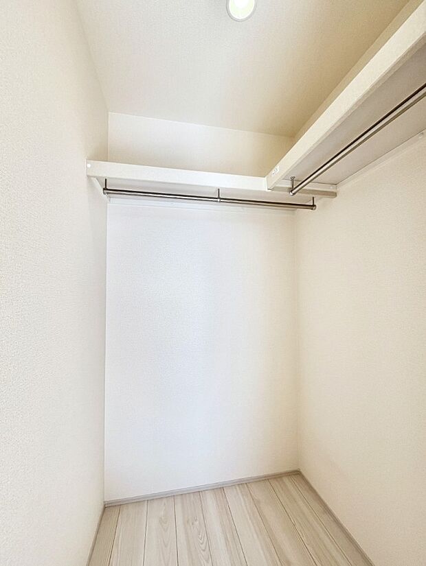 ウォークインクローゼット付きで生活空間を広く利用できます。