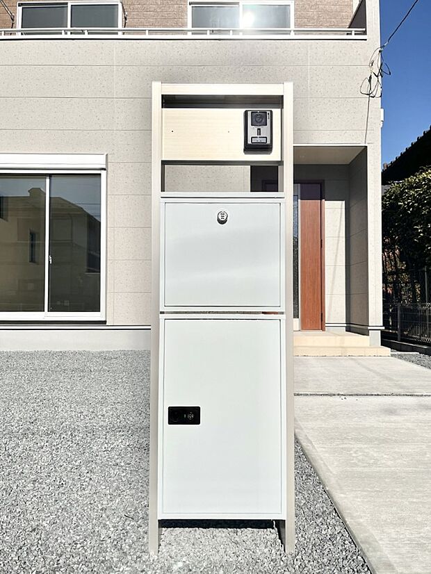 表札・インターホン・ポスト・宅配ＢＯＸをひとつに集約。エントランスになじむシンプルデザイン。