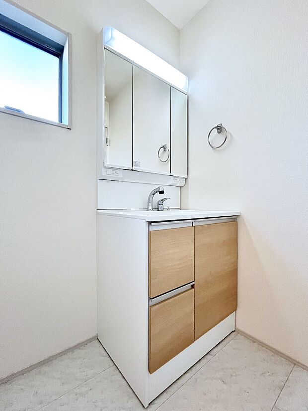 清潔感ある洗面化粧室で朝の身支度も快適