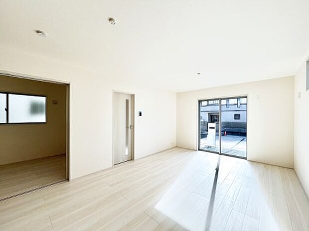 大きな窓からたっぷりの陽光と風を感じられるリビング