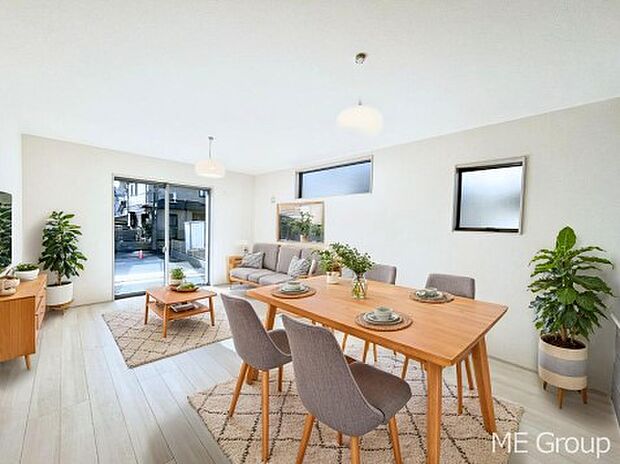 ご家族の賑やかな話し声で包まれる明るいリビング ※家具はCGです