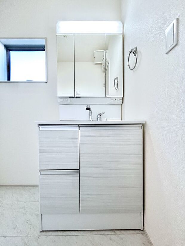 大きく見やすい三面鏡で清潔感ある洗面台は、身だしなみチェックや肌のお手入れにおすすめです。