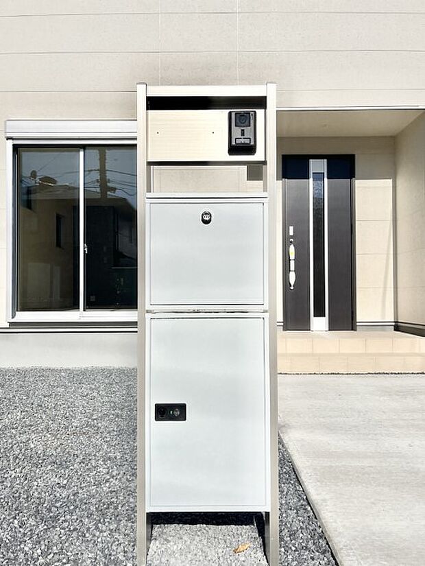 表札・インターホン・ポスト・宅配BOXをひとつに集約。エントランスになじむシンプルデザイン。
