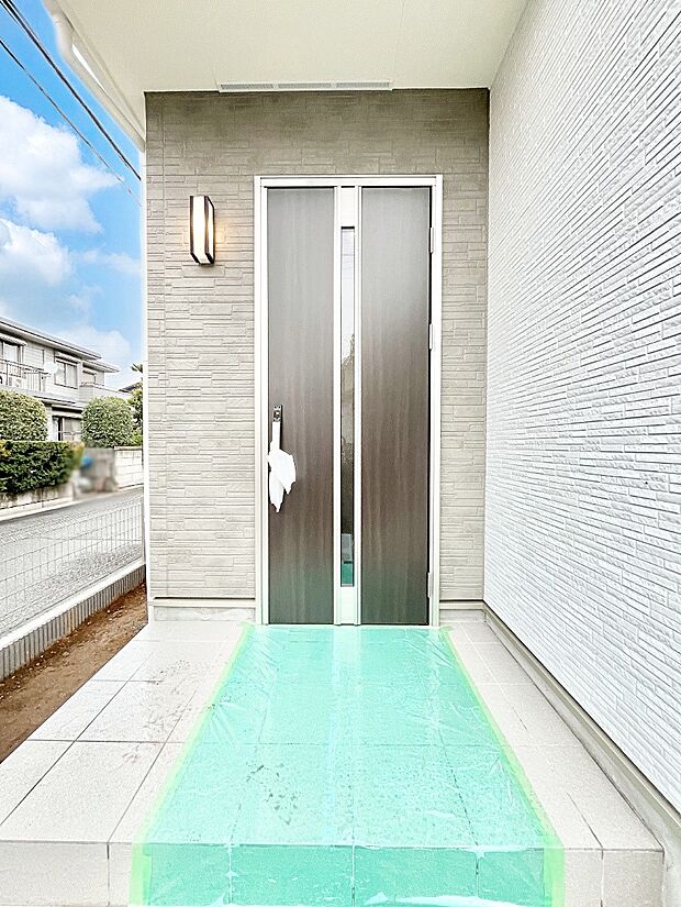 玄関前は雨が降っても濡れにくい屋根付き