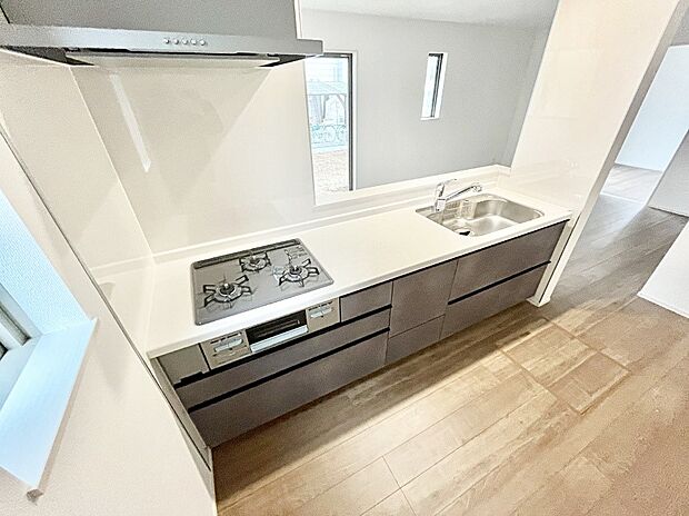 カウンター越しに楽しいおしゃべり。いつものお料理がもっと美味しくなりそうですね。