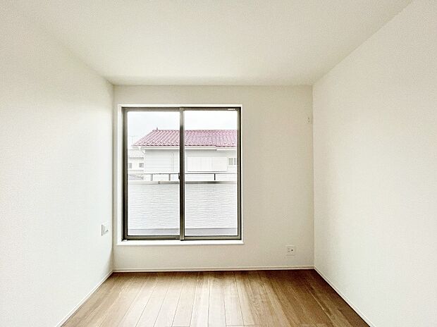 明るいバルコニーサイドに洋室を設置。目覚めの良い寝室に。