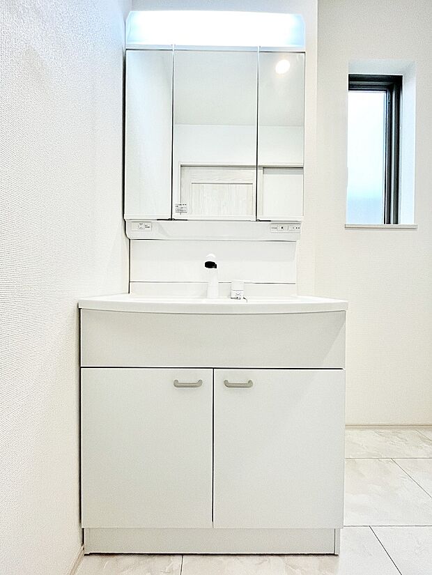 三面鏡の裏に、化粧品や衛生用品などを収納可能。洗面台をすっきりと保ちます!