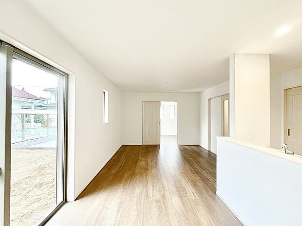 明るい陽光が注ぎ、寛ぎの雰囲気に満たされるダイニング。