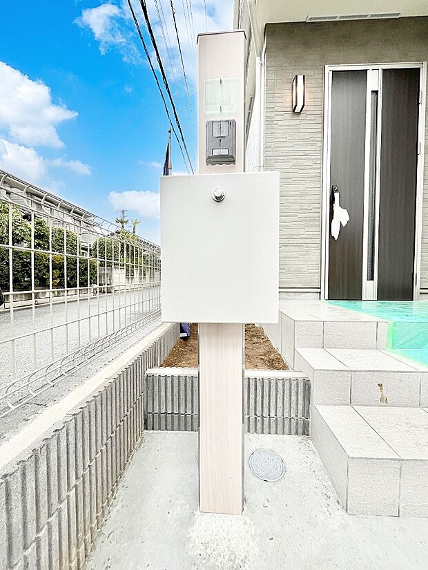 表札・インターホン・ポストをひとつに集約。エントランスになじむシンプルデザイン。