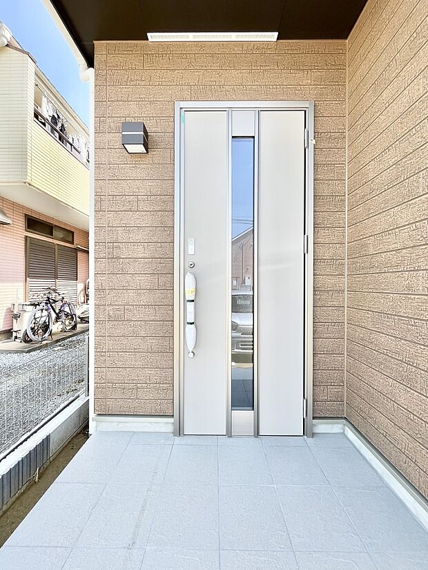 玄関前は雨が降っても濡れにくい屋根付き