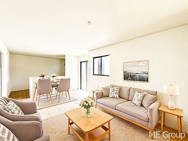 落ち着いた雰囲気のLDKは家族みんなの快適空間※家具はCGです