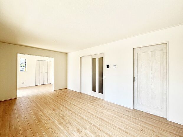 隣接の洋室を開放すればさらに広々空間に