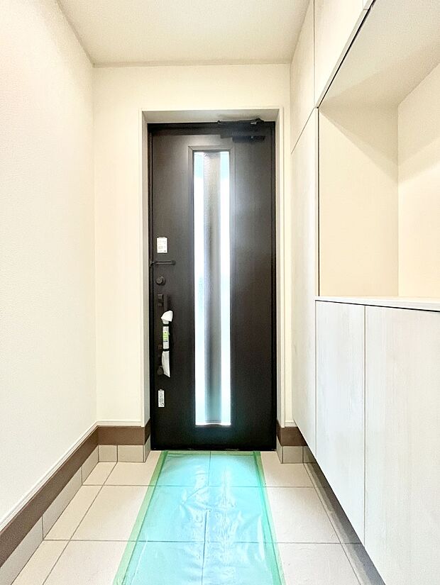 明るい玄関はお客様をお出迎えするのにぴったりです！ 